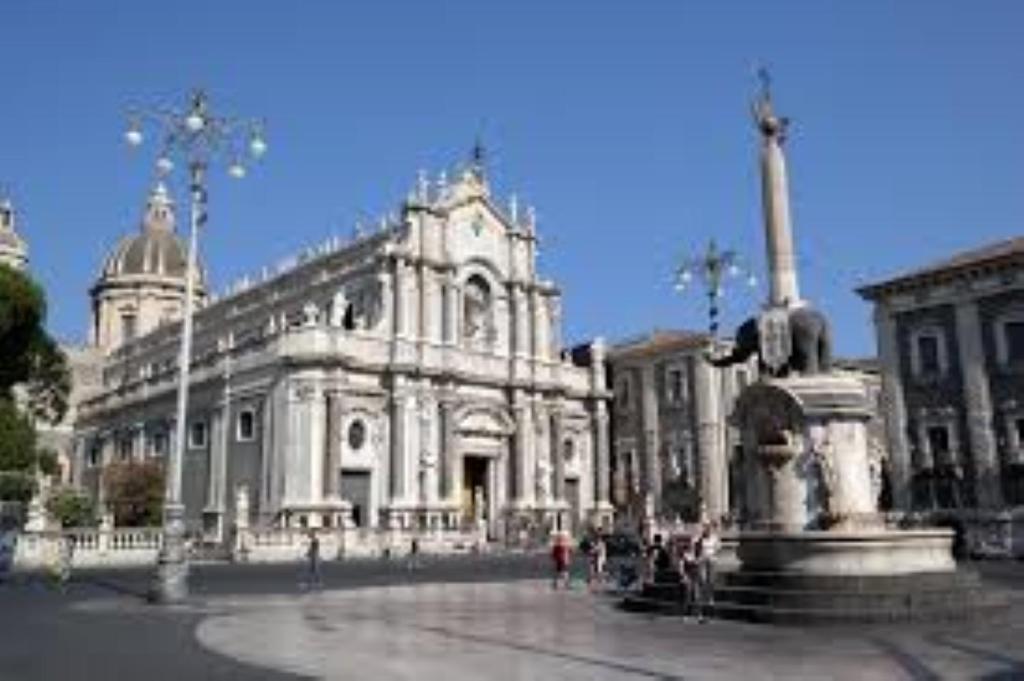 Suite Con Terrazza In Centro Storico Катания Экстерьер фото