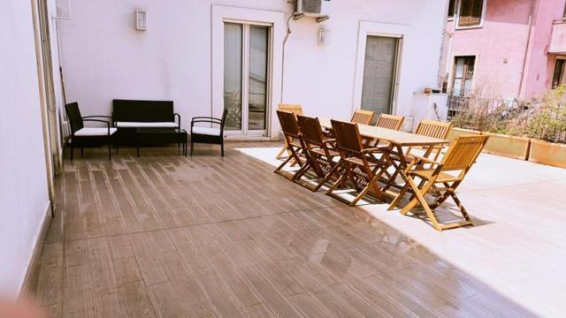 Suite Con Terrazza In Centro Storico Катания Экстерьер фото