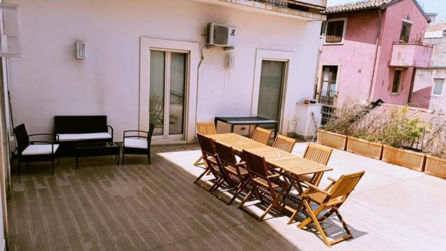 Suite Con Terrazza In Centro Storico Катания Экстерьер фото