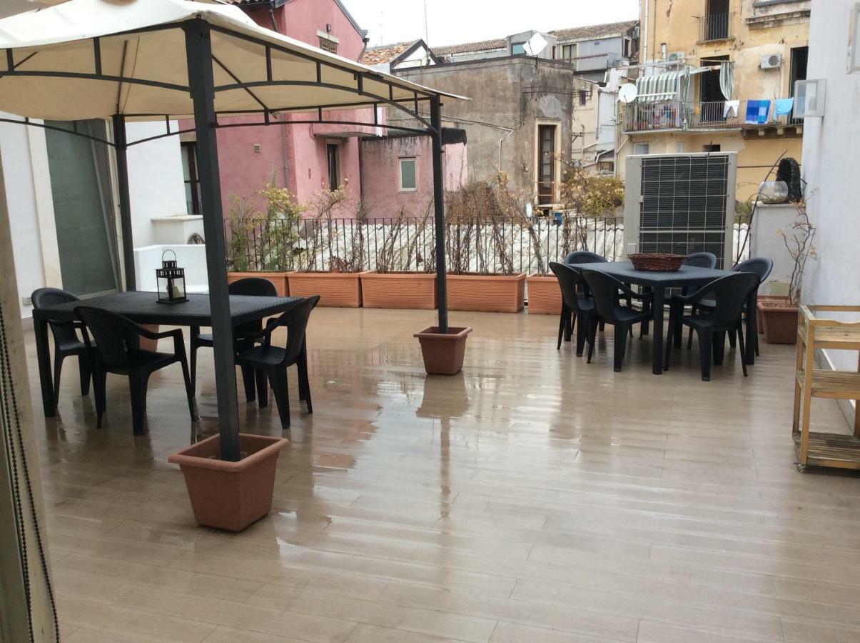 Suite Con Terrazza In Centro Storico Катания Экстерьер фото