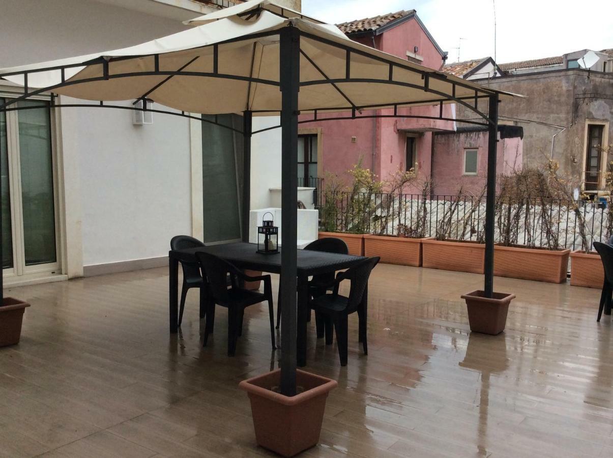 Suite Con Terrazza In Centro Storico Катания Экстерьер фото