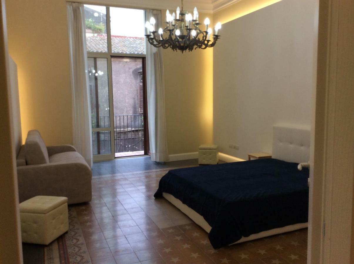 Suite Con Terrazza In Centro Storico Катания Экстерьер фото
