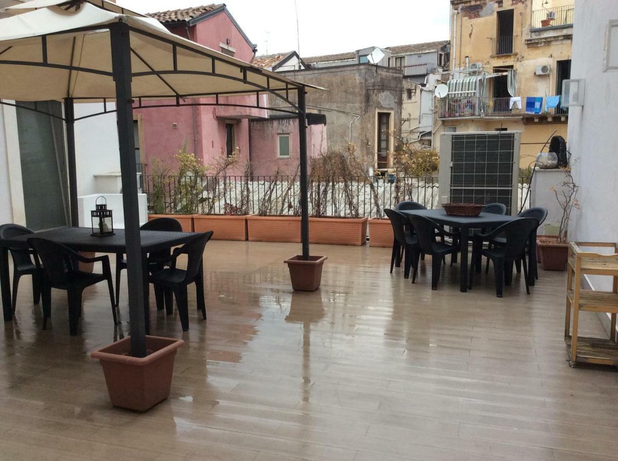 Suite Con Terrazza In Centro Storico Катания Экстерьер фото