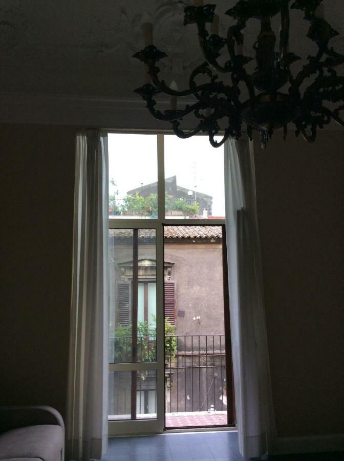 Suite Con Terrazza In Centro Storico Катания Экстерьер фото