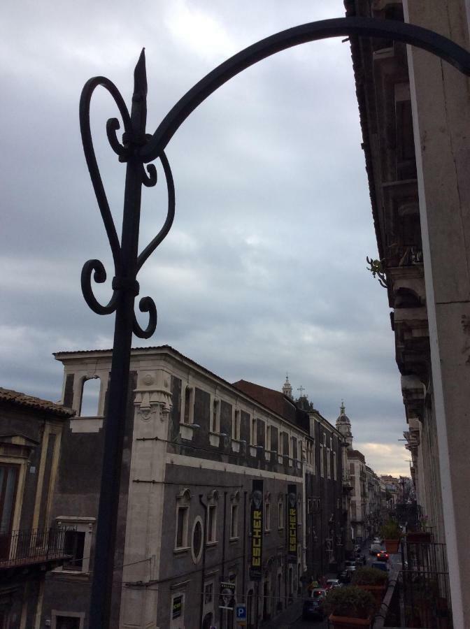 Suite Con Terrazza In Centro Storico Катания Экстерьер фото