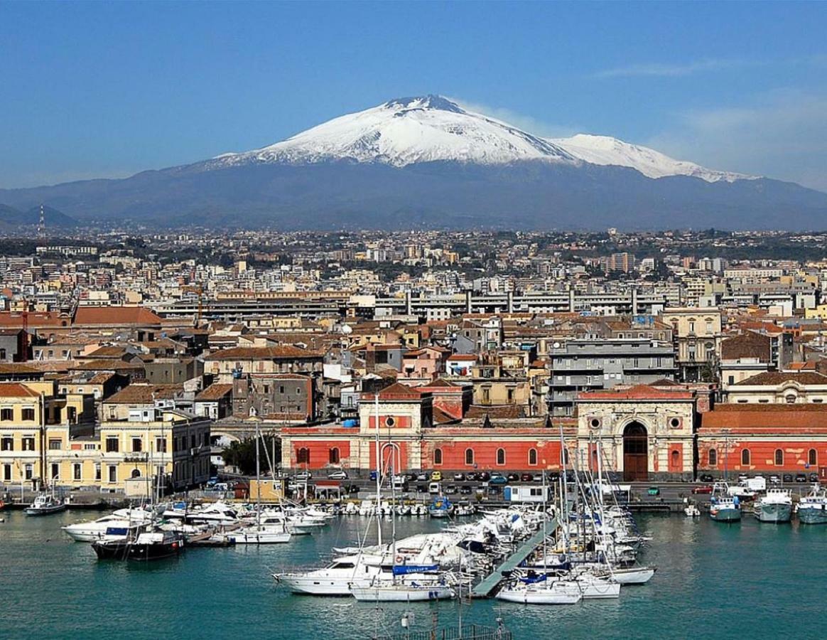 Suite Con Terrazza In Centro Storico Катания Экстерьер фото